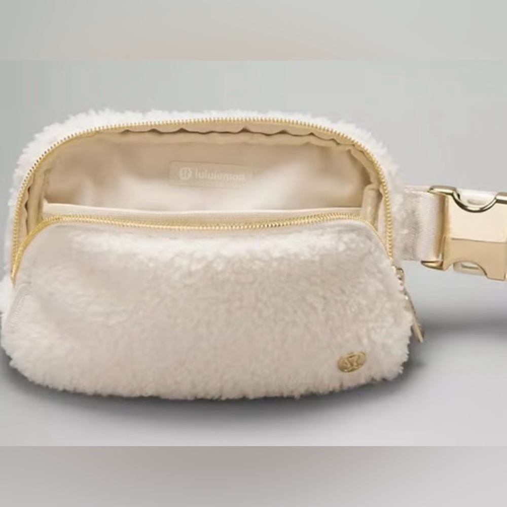 LULULEMON everywhere fleece belt bag-ivory and gold